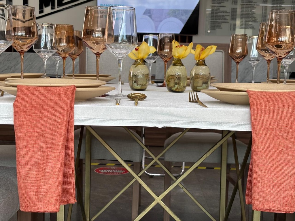 Mesa Cuadrada 1.50x1.50 Base Dorada Funda Terciopelo